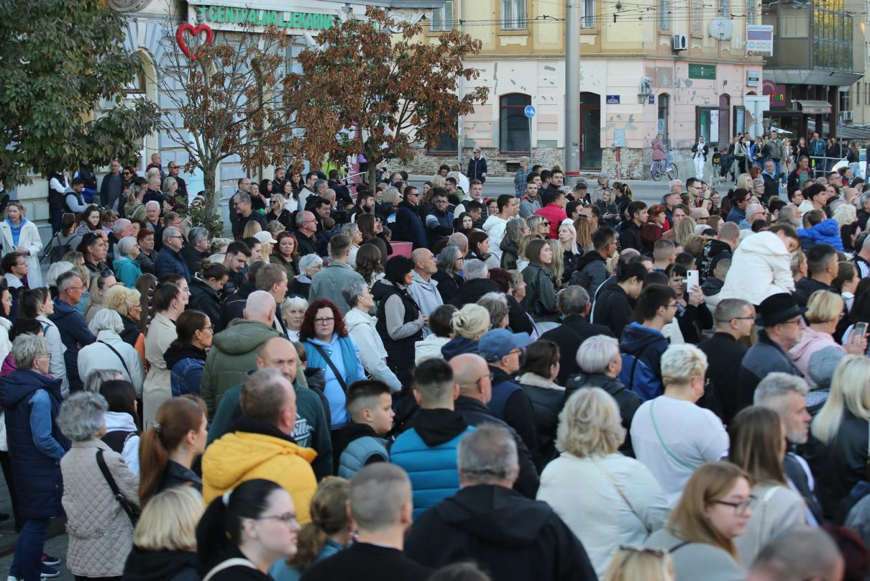 Građani Osijeka okupili se u čast pjevača Halida Bešlića