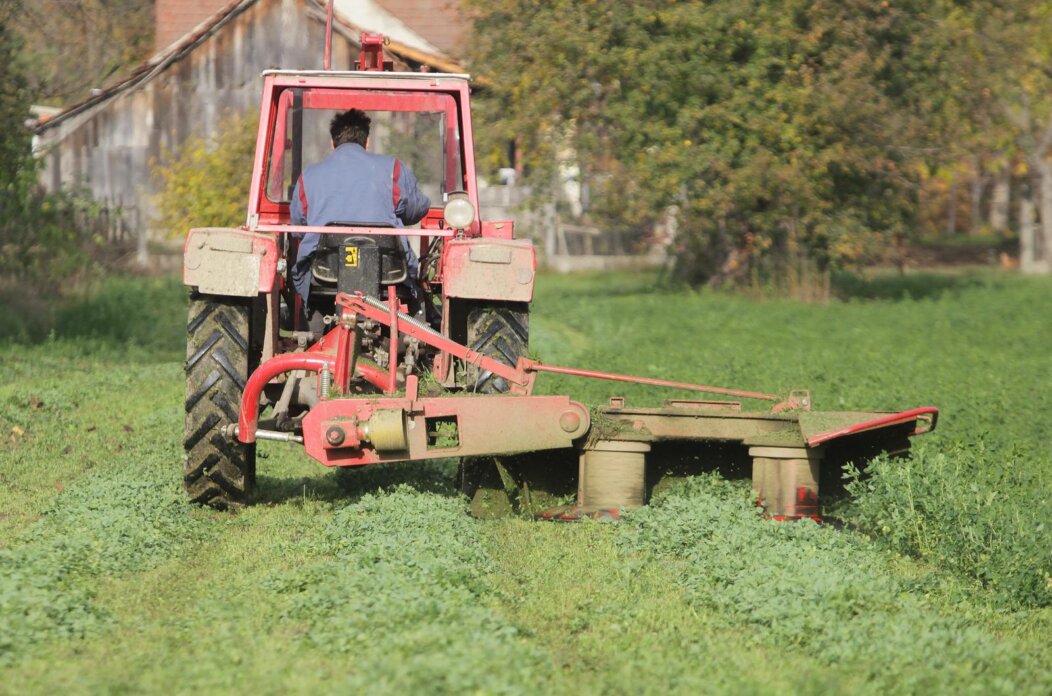traktor košnja trave traktor košnja trave