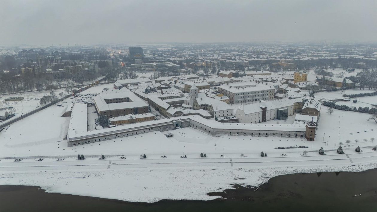pogled iz zraka nad osijek pod snijegom