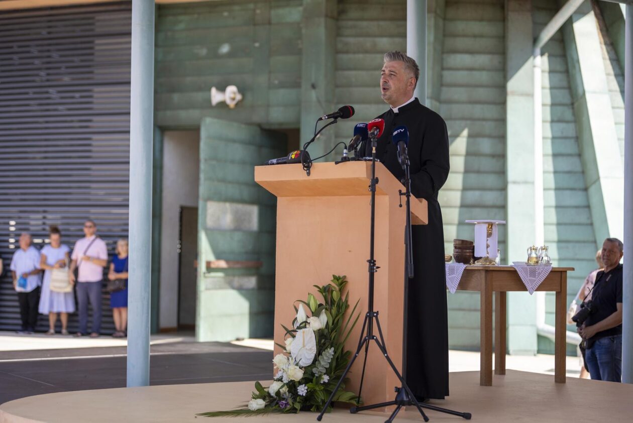 Misno slavlje u svetištu Gospe od Utočišta u Aljmašu na blagdan Velike Gospe Misno slavlje u svetištu Gospe od Utočišta u Aljmašu na blagdan Velike Gospe