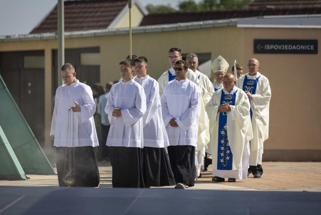 Misno slavlje u svetištu Gospe od Utočišta u Aljmašu na blagdan Velike Gospe Misno slavlje u svetištu Gospe od Utočišta u Aljmašu na blagdan Velike Gospe