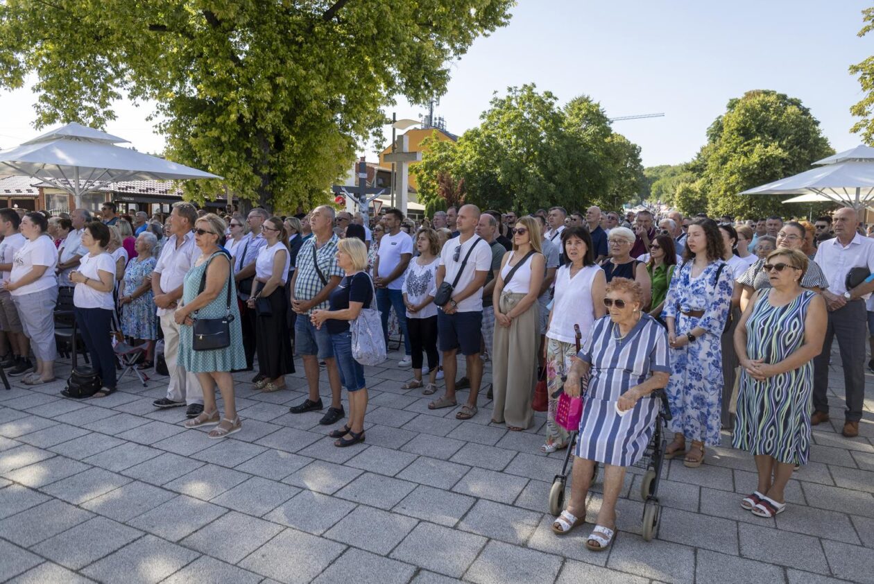 Misno slavlje u svetištu Gospe od Utočišta u Aljmašu na blagdan Velike Gospe Misno slavlje u svetištu Gospe od Utočišta u Aljmašu na blagdan Velike Gospe