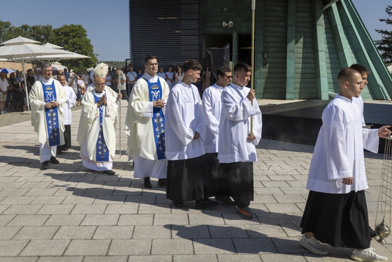Misno slavlje u svetištu Gospe od Utočišta u Aljmašu na blagdan Velike Gospe Misno slavlje u svetištu Gospe od Utočišta u Aljmašu na blagdan Velike Gospe