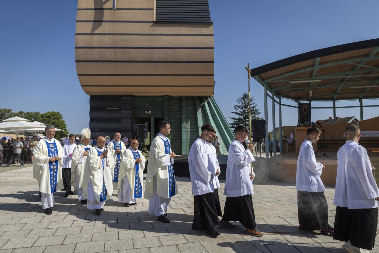 Misno slavlje u svetištu Gospe od Utočišta u Aljmašu na blagdan Velike Gospe Misno slavlje u svetištu Gospe od Utočišta u Aljmašu na blagdan Velike Gospe