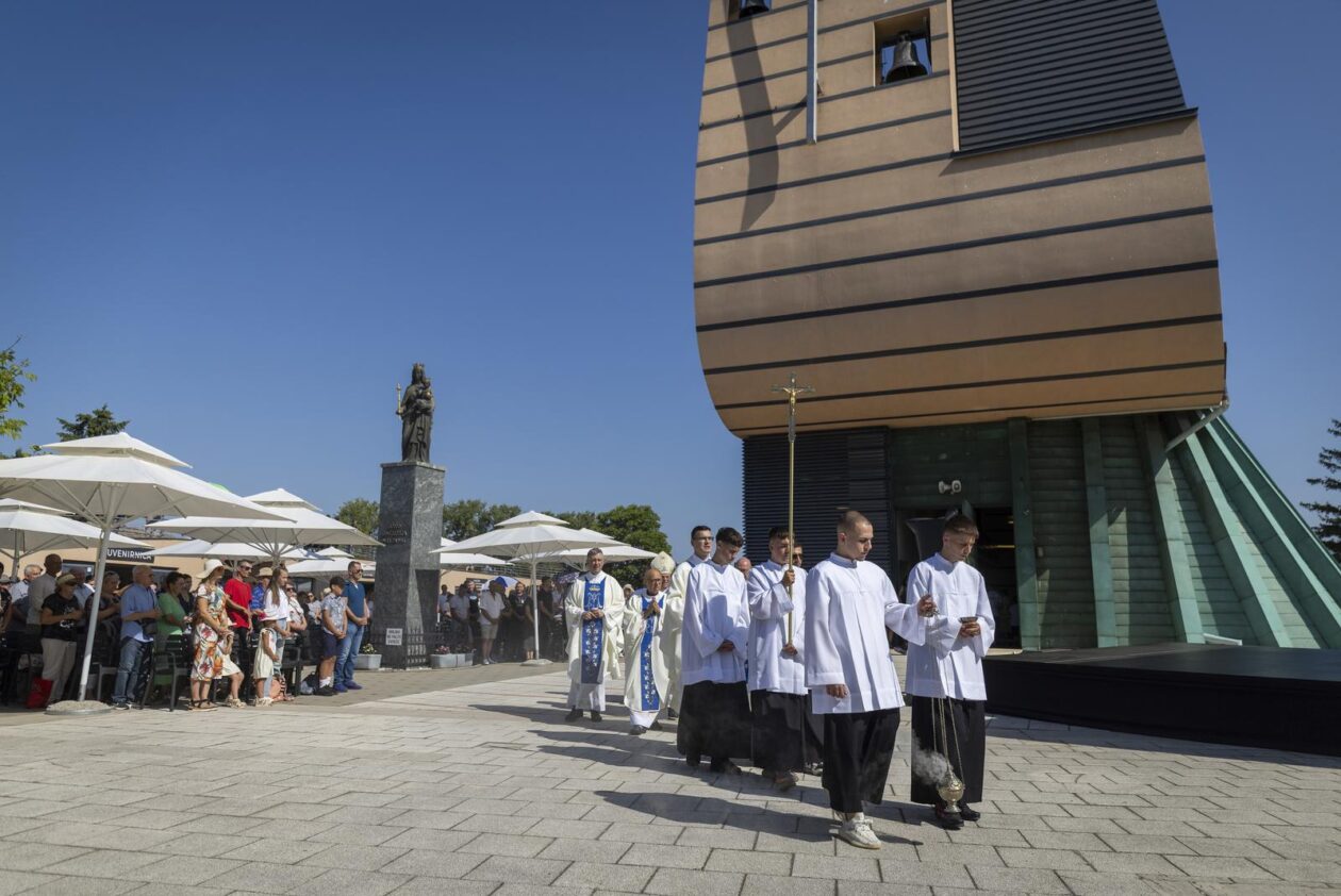 Misno slavlje u svetištu Gospe od Utočišta u Aljmašu na blagdan Velike Gospe Misno slavlje u svetištu Gospe od Utočišta u Aljmašu na blagdan Velike Gospe