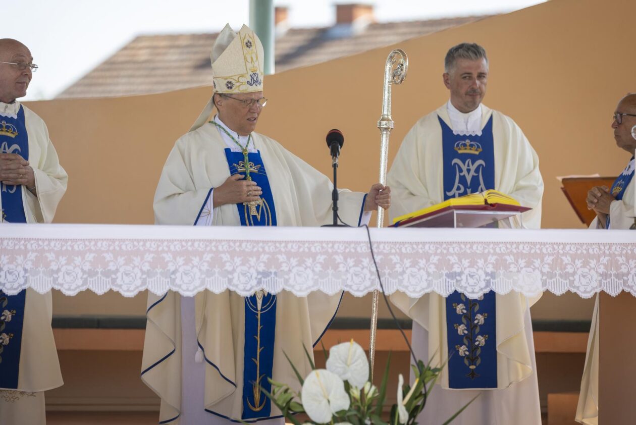 Misno slavlje u svetištu Gospe od Utočišta u Aljmašu na blagdan Velike Gospe Misno slavlje u svetištu Gospe od Utočišta u Aljmašu na blagdan Velike Gospe