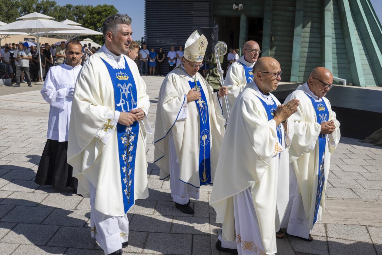 Misno slavlje u svetištu Gospe od Utočišta u Aljmašu na blagdan Velike Gospe Misno slavlje u svetištu Gospe od Utočišta u Aljmašu na blagdan Velike Gospe