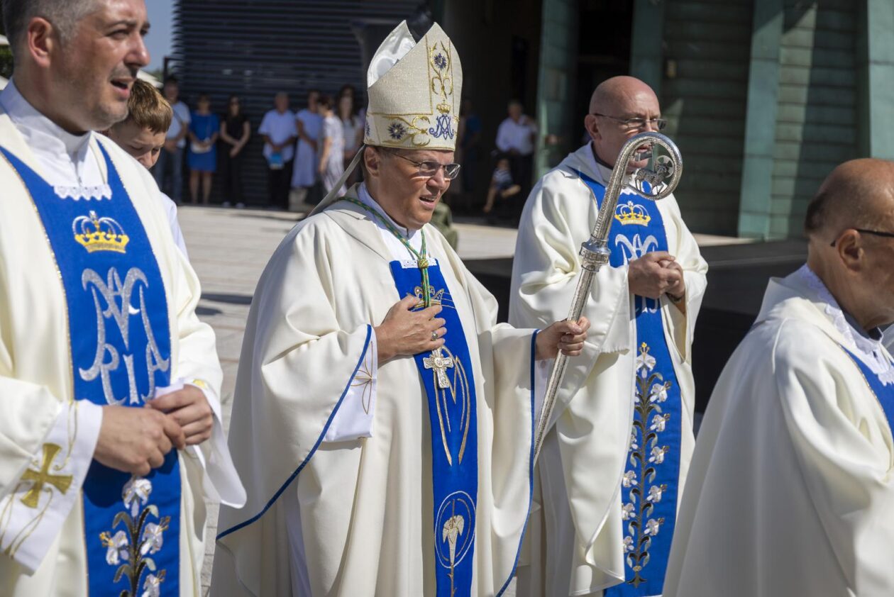 Misno slavlje u svetištu Gospe od Utočišta u Aljmašu na blagdan Velike Gospe Misno slavlje u svetištu Gospe od Utočišta u Aljmašu na blagdan Velike Gospe