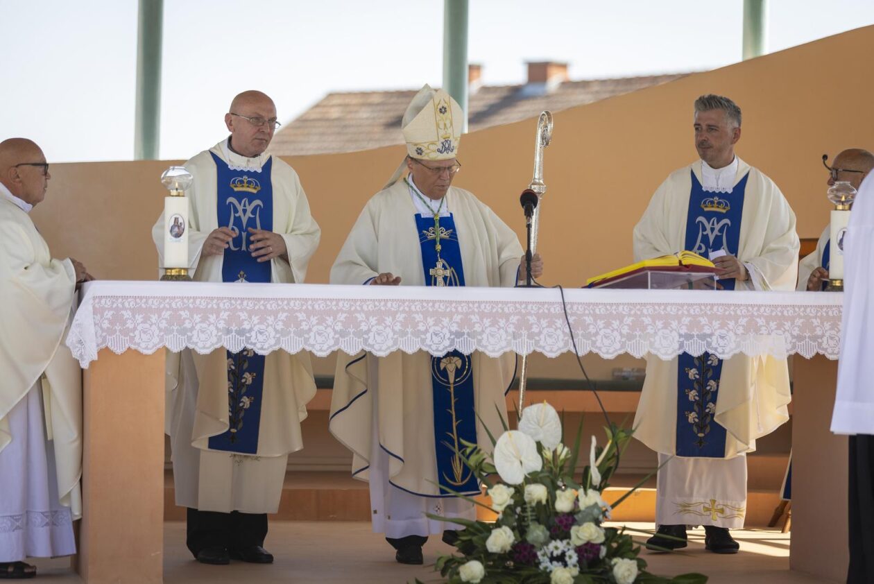 Misno slavlje u svetištu Gospe od Utočišta u Aljmašu na blagdan Velike Gospe Misno slavlje u svetištu Gospe od Utočišta u Aljmašu na blagdan Velike Gospe