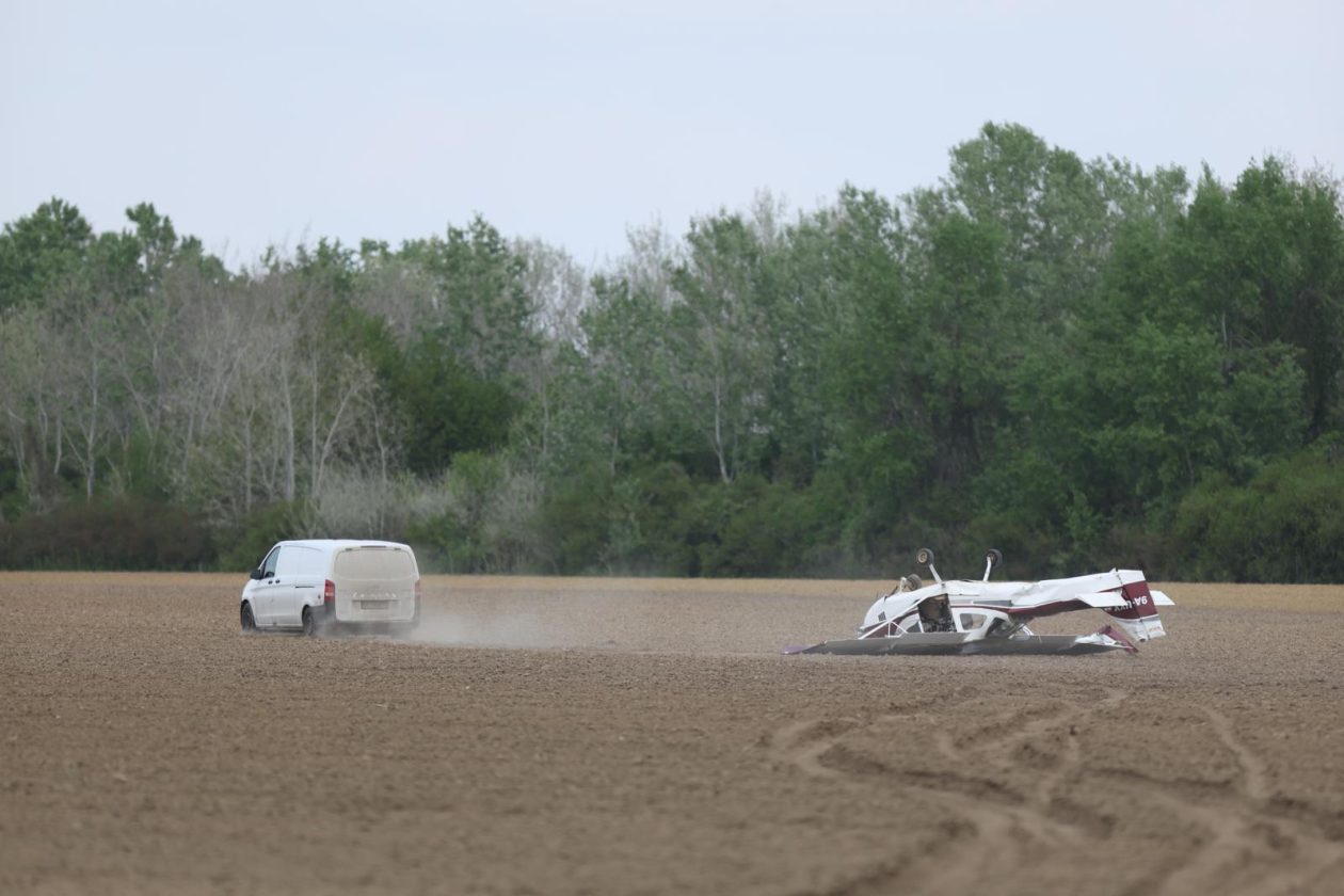 avion u polju avion u polju