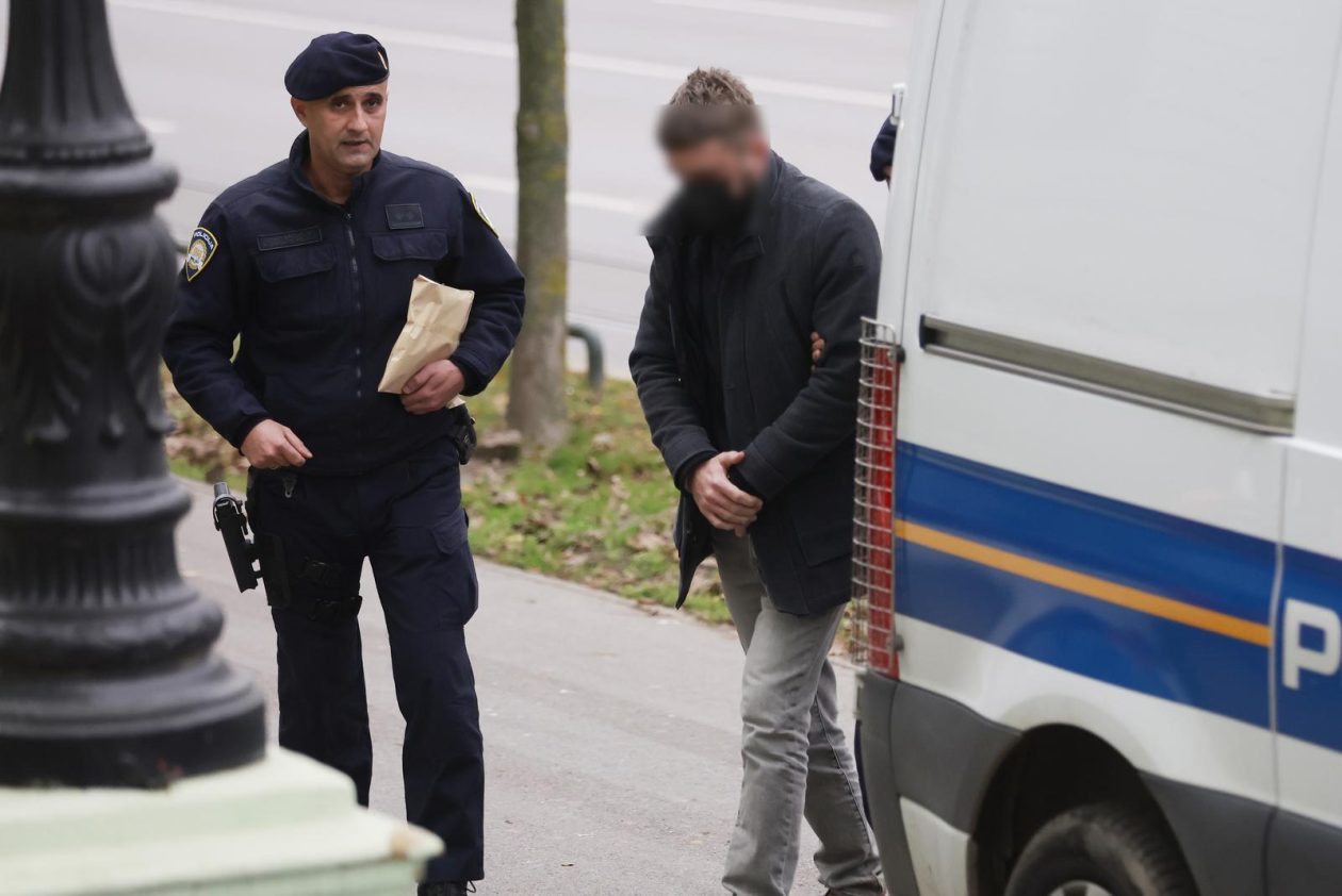 Osijek: Privođenje osumnjičenog zdravstvenog djelatnika kod istražnog sudca. Osijek: Privođenje osumnjičenog zdravstvenog djelatnika kod istražnog sudca.