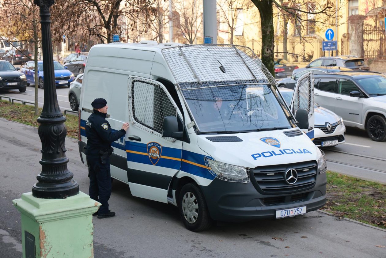 Osijek: Privođenje osumnjičenog zdravstvenog djelatnika kod istražnog sudca. Osijek: Privođenje osumnjičenog zdravstvenog djelatnika kod istražnog sudca.