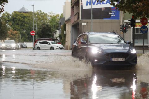 Osijek: Istarska ulica poplavljena nakon kiše Osijek: Istarska ulica poplavljena nakon kiše