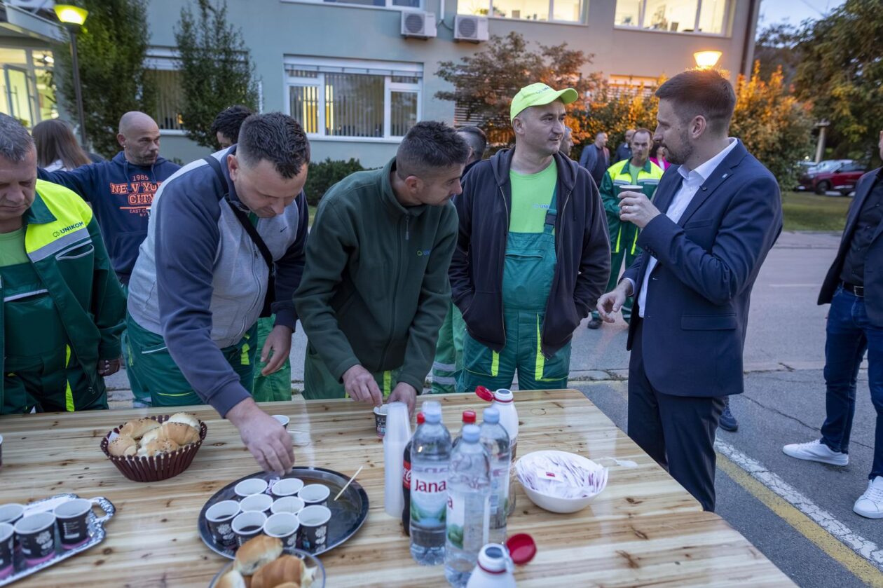 Gradonačelnik obišao radnike Unikoma Gradonačelnik obišao radnike Unikoma