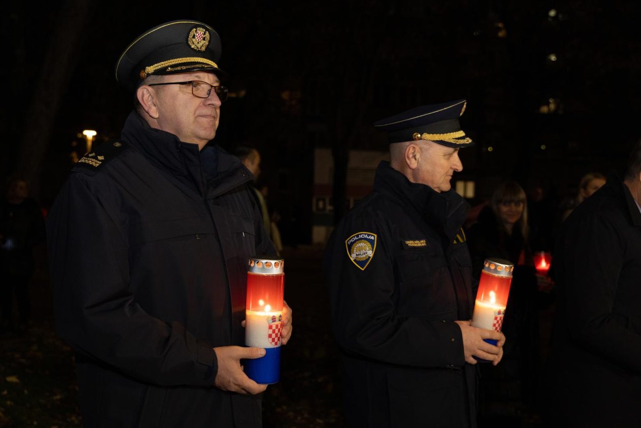 Paljenje svijeća u Vukovarskoj ulici 2025. Paljenje svijeća u Vukovarskoj ulici 2025.
