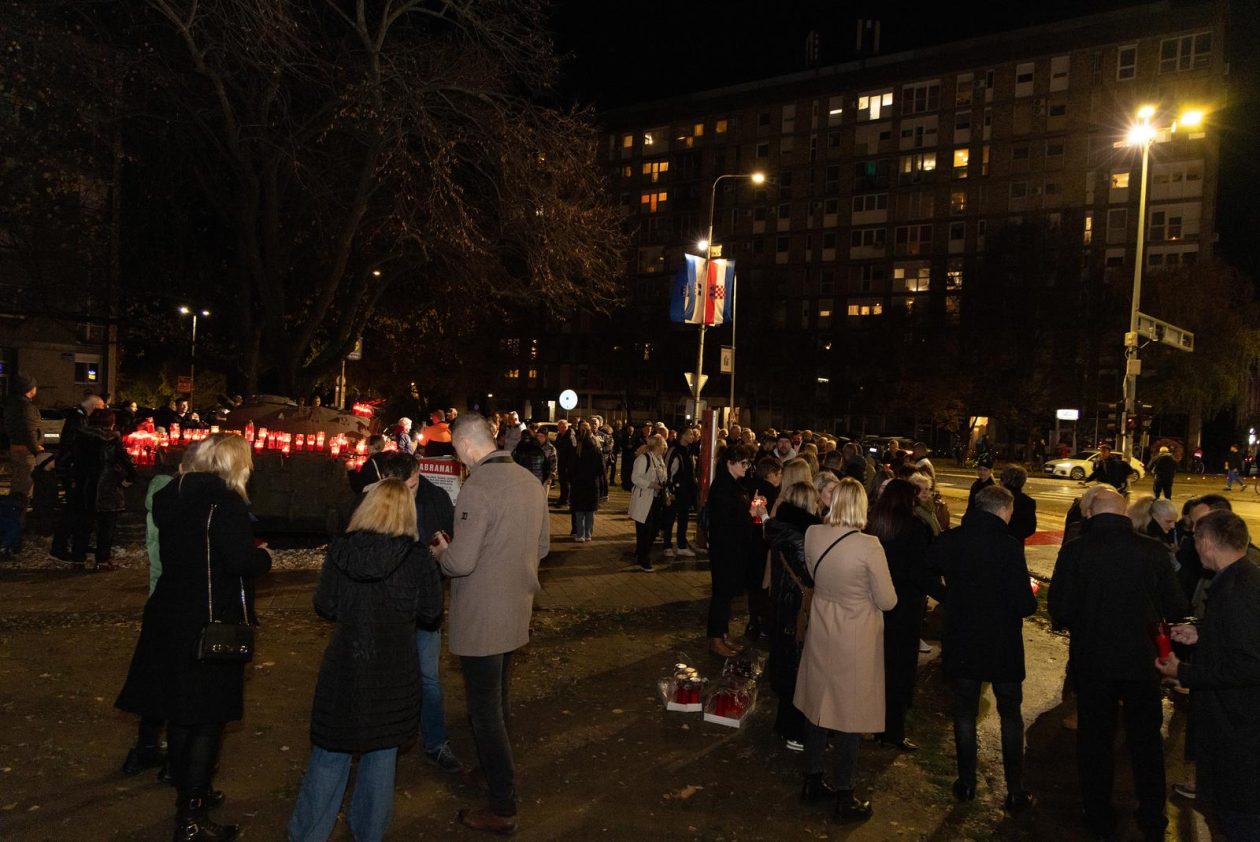 Paljenje svijeća u Vukovarskoj ulici 2025. Paljenje svijeća u Vukovarskoj ulici 2025.
