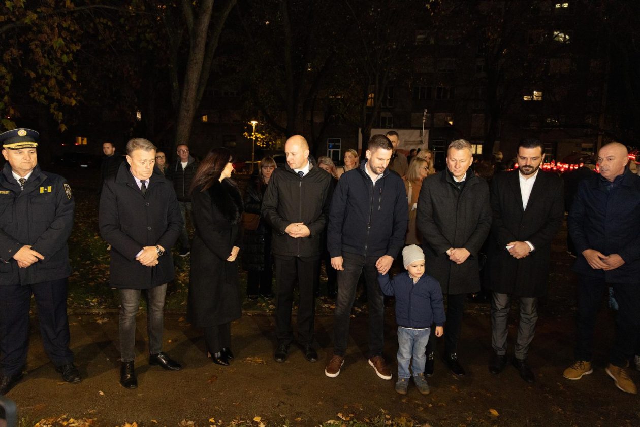 Paljenje svijeća u Vukovarskoj ulici 2025. Paljenje svijeća u Vukovarskoj ulici 2025.