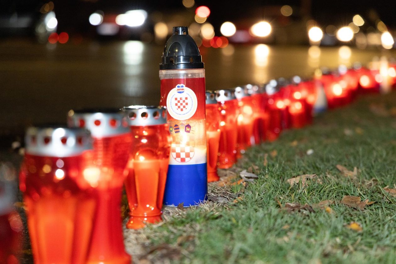 Paljenje svijeća u Vukovarskoj ulici 2025. Paljenje svijeća u Vukovarskoj ulici 2025.