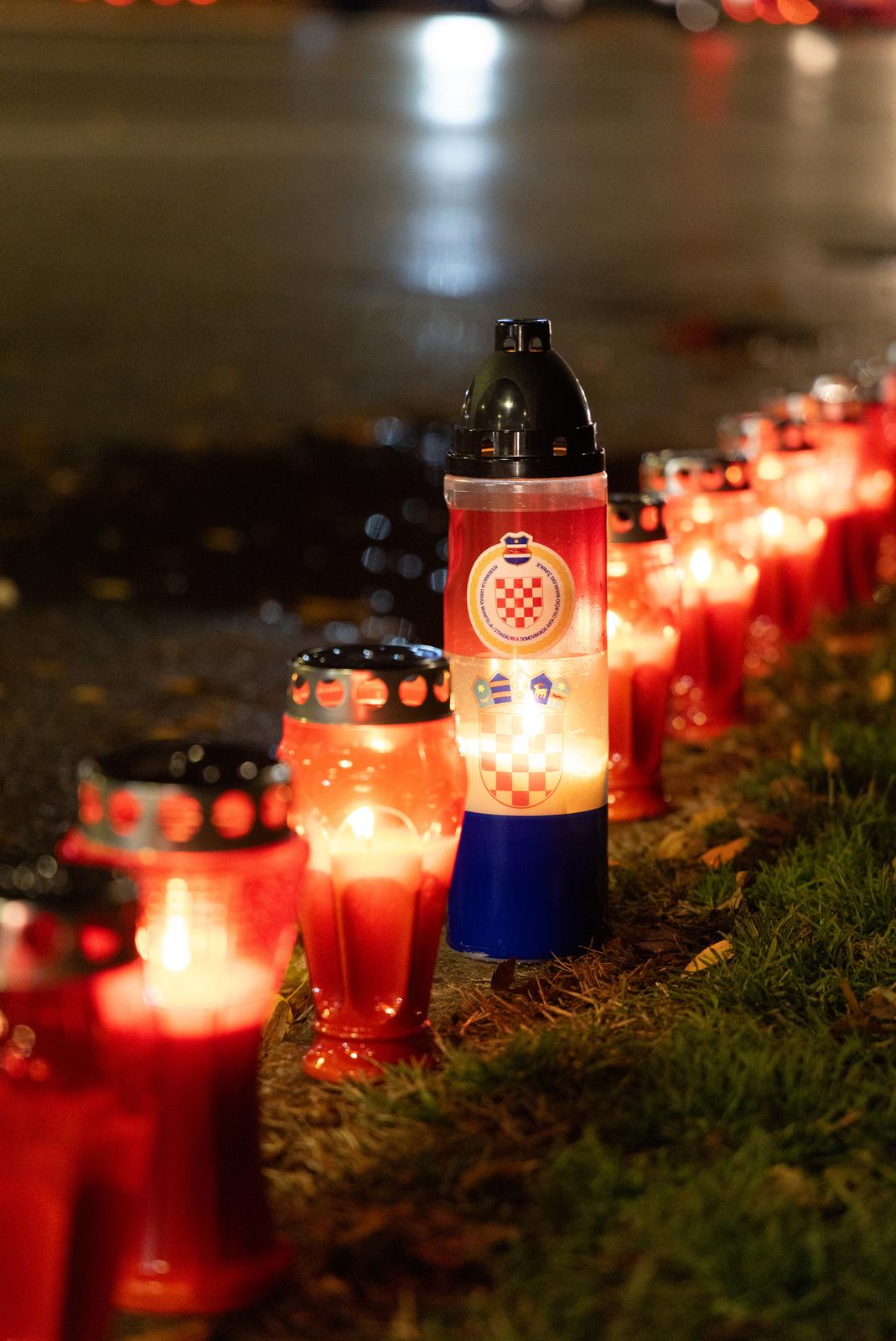 Paljenje svijeća u Vukovarskoj ulici 2025. Paljenje svijeća u Vukovarskoj ulici 2025.