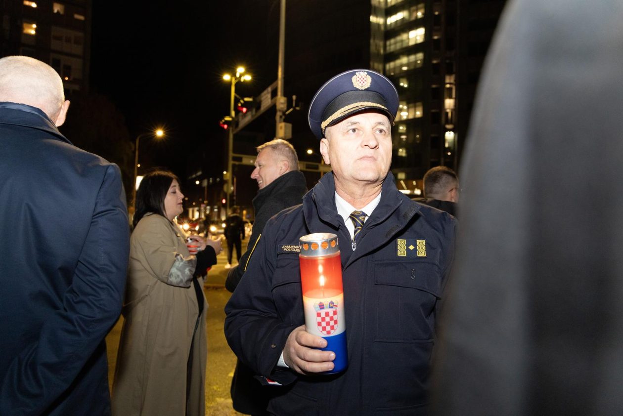 Paljenje svijeća u Vukovarskoj ulici 2025. Paljenje svijeća u Vukovarskoj ulici 2025.