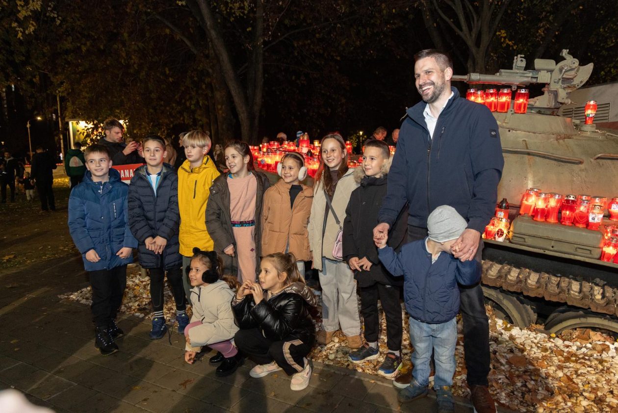 Paljenje svijeća u Vukovarskoj ulici 2025. Paljenje svijeća u Vukovarskoj ulici 2025.