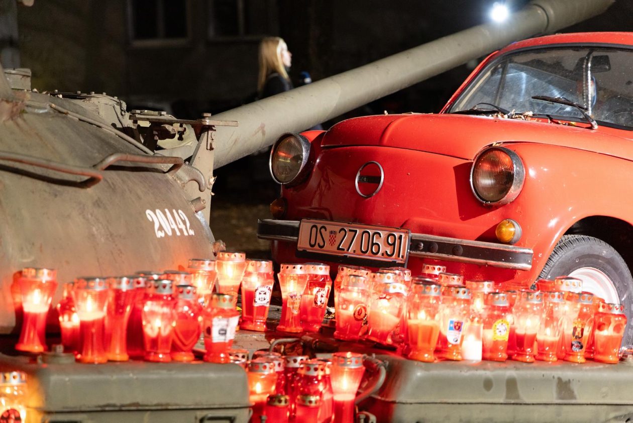 Paljenje svijeća u Vukovarskoj ulici 2025. Paljenje svijeća u Vukovarskoj ulici 2025.