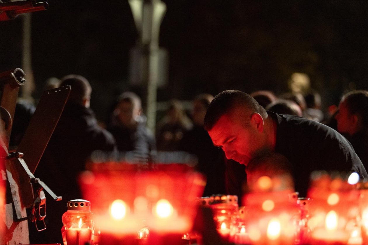 Paljenje svijeća u Vukovarskoj ulici 2025. Paljenje svijeća u Vukovarskoj ulici 2025.