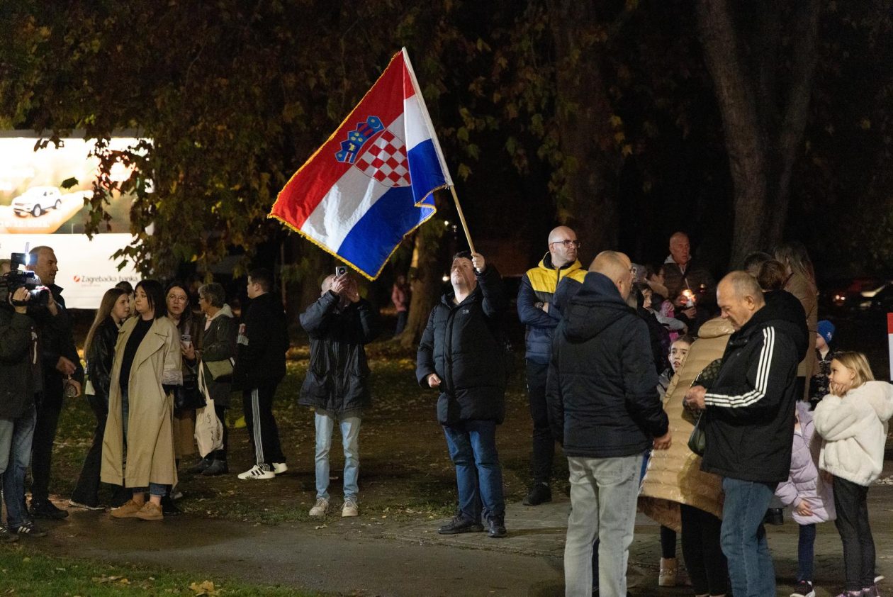 Paljenje svijeća u Vukovarskoj ulici 2025. Paljenje svijeća u Vukovarskoj ulici 2025.