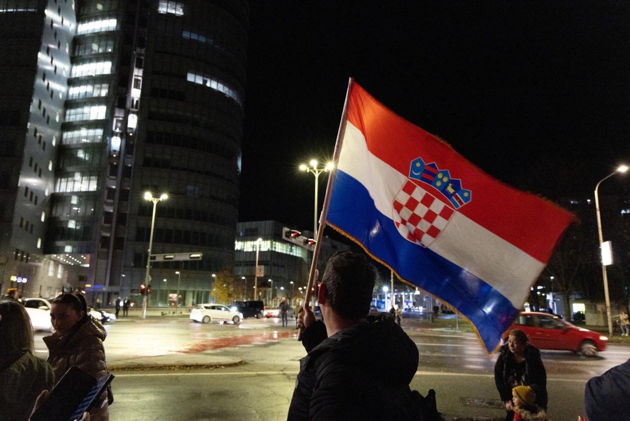 Paljenje svijeća u Vukovarskoj ulici 2025. Paljenje svijeća u Vukovarskoj ulici 2025.