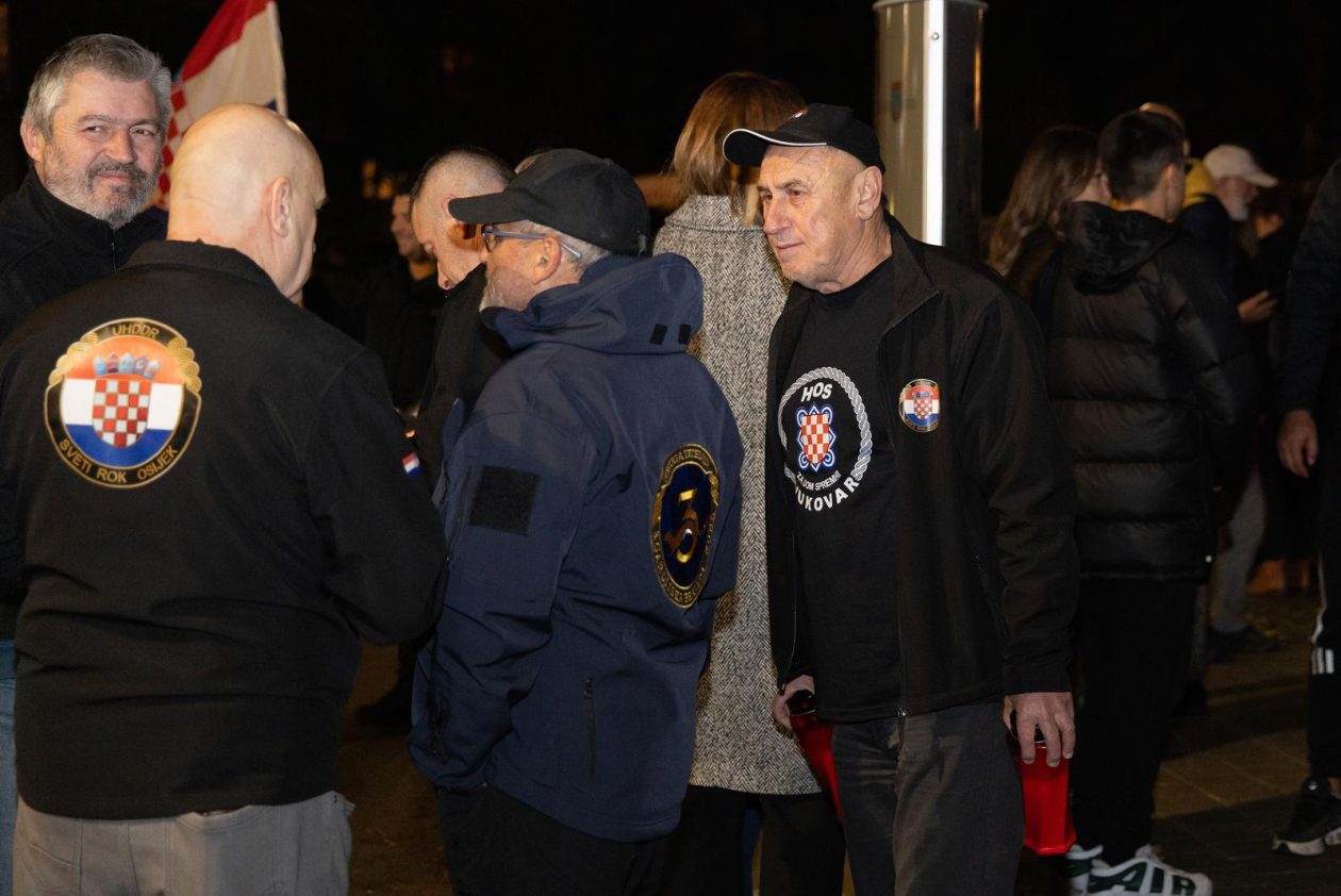 Paljenje svijeća u Vukovarskoj ulici 2025. Paljenje svijeća u Vukovarskoj ulici 2025.