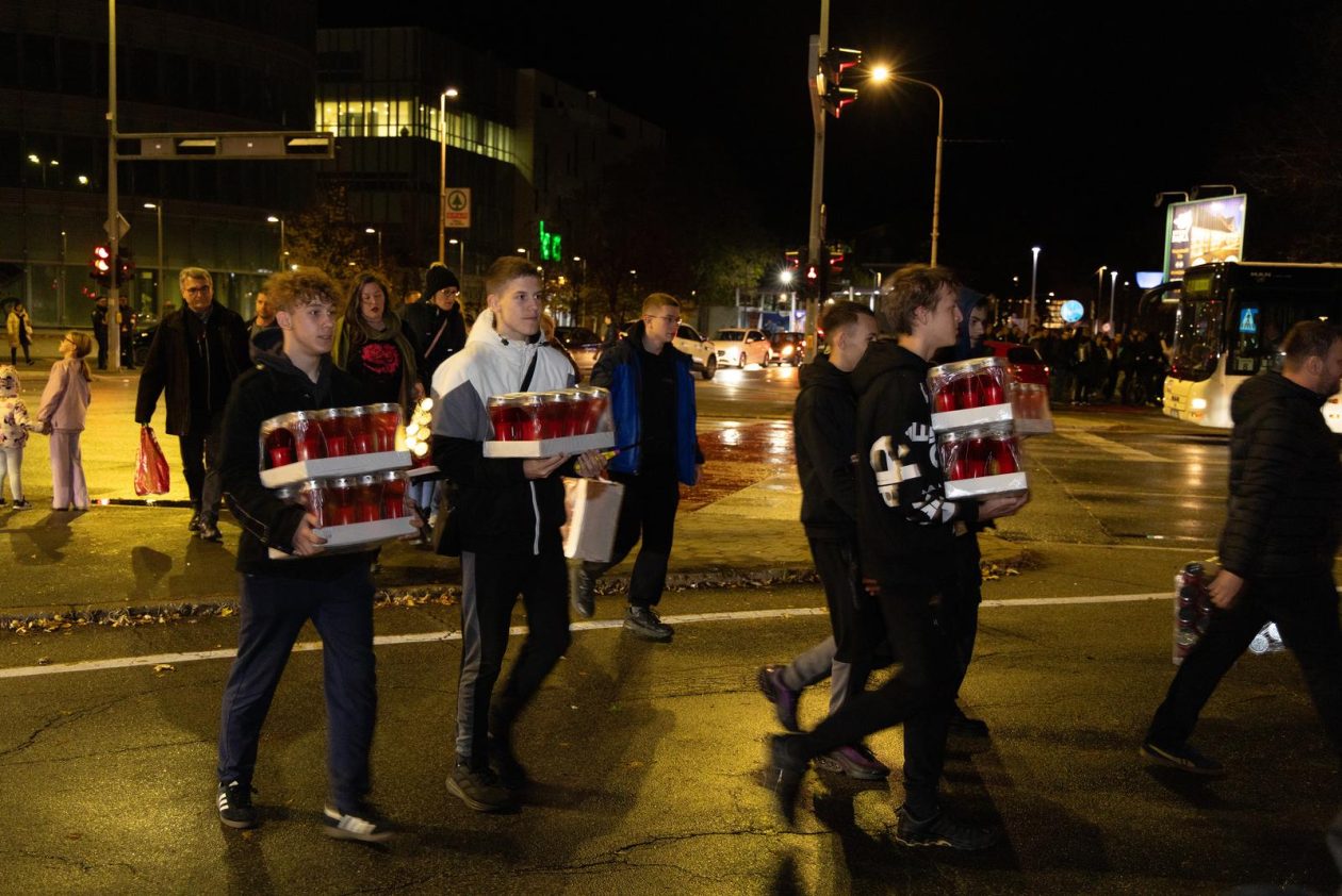 Paljenje svijeća u Vukovarskoj ulici 2025. Paljenje svijeća u Vukovarskoj ulici 2025.