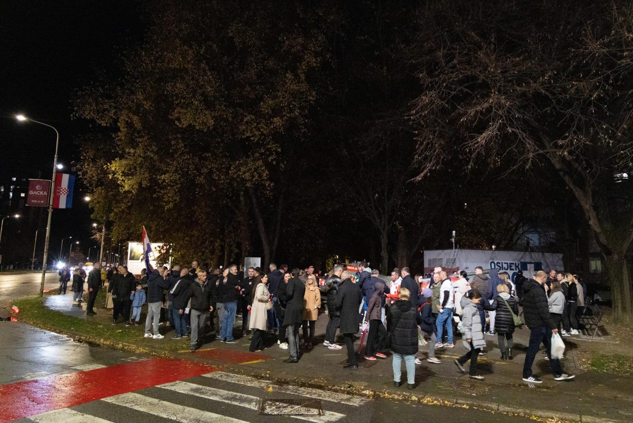 Paljenje svijeća u Vukovarskoj ulici 2025. Paljenje svijeća u Vukovarskoj ulici 2025.