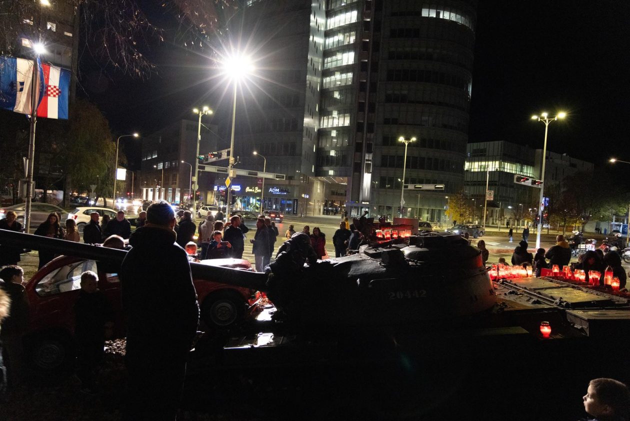 Paljenje svijeća u Vukovarskoj ulici 2025. Paljenje svijeća u Vukovarskoj ulici 2025.