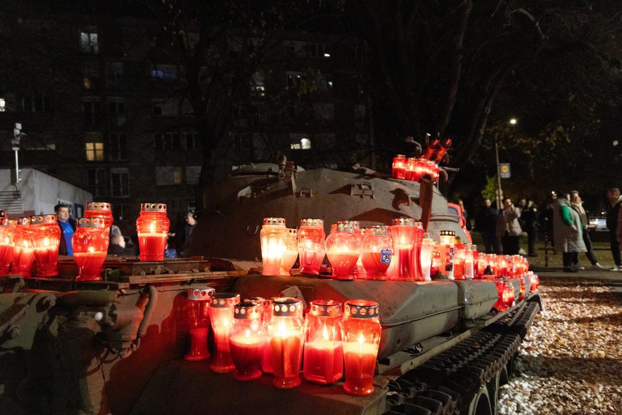 Paljenje svijeća u Vukovarskoj ulici 2025. Paljenje svijeća u Vukovarskoj ulici 2025.