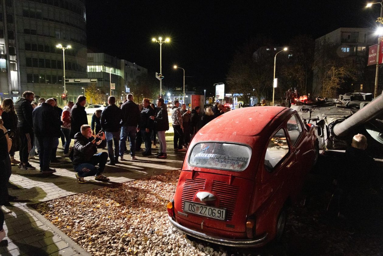 Paljenje svijeća u Vukovarskoj ulici 2025. Paljenje svijeća u Vukovarskoj ulici 2025.