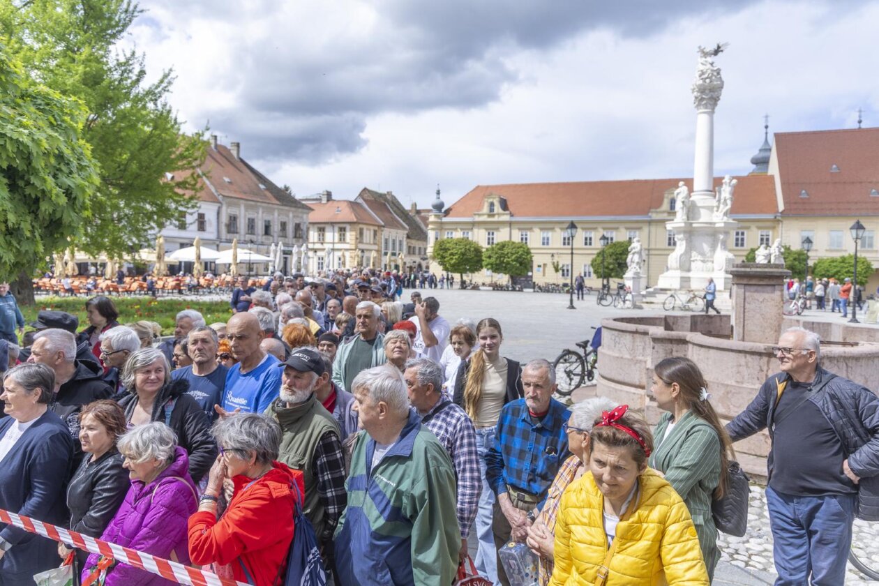 Osijek: Gradonačelnik Ivan Radić sa suradnicima sudjelovao je na podjeli fiš-paprikaša