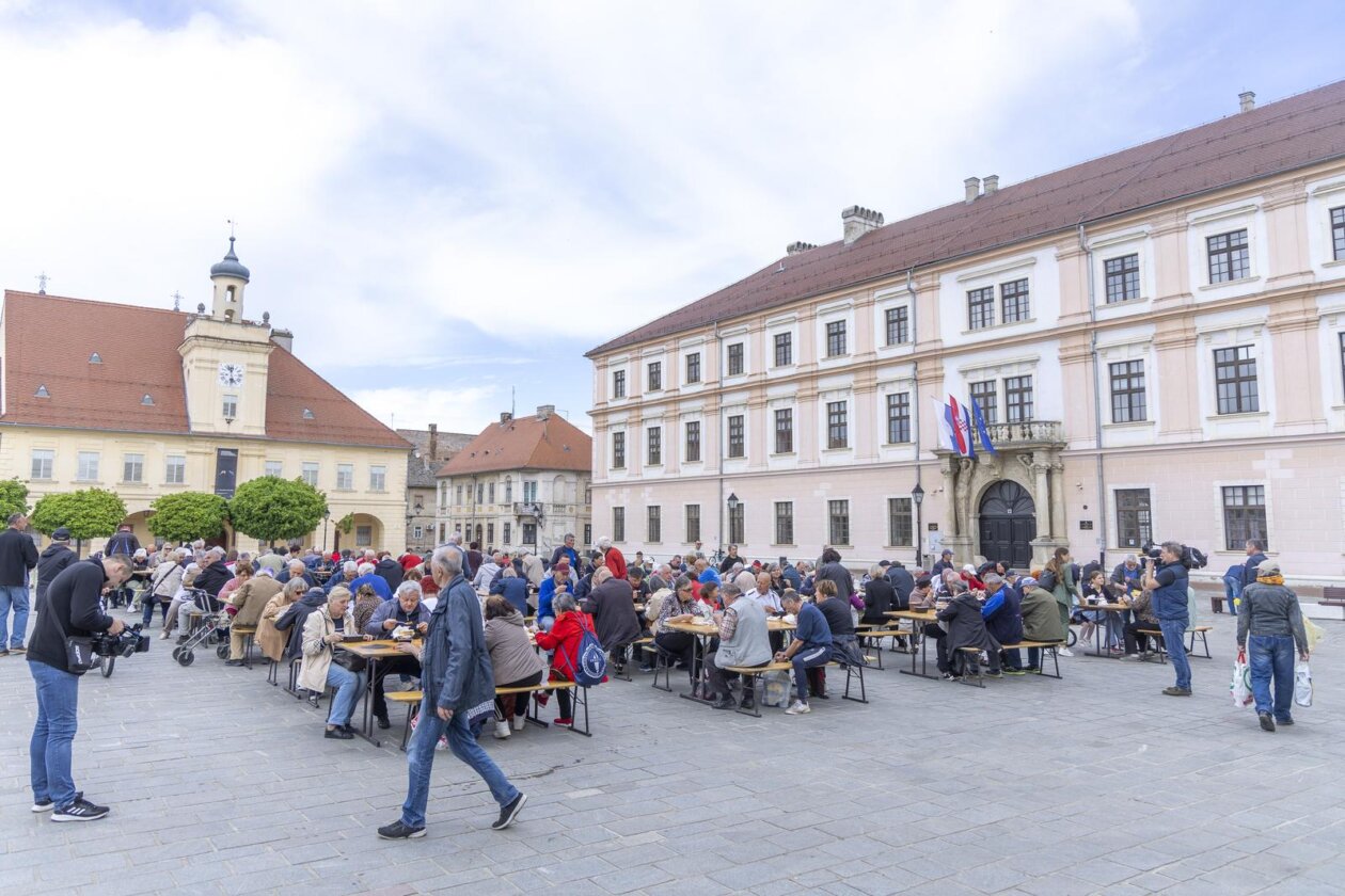 Osijek: Gradonačelnik Ivan Radić sa suradnicima sudjelovao je na podjeli fiš-paprikaša