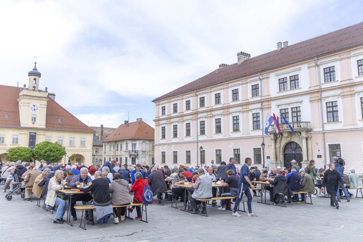 Osijek: Gradonačelnik Ivan Radić sa suradnicima sudjelovao je na podjeli fiš-paprikaša
