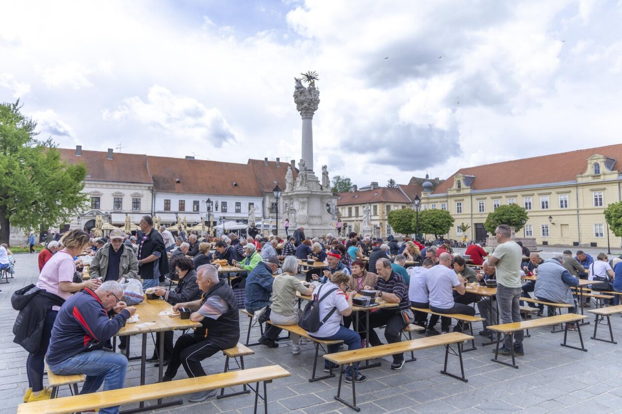 Osijek: Gradonačelnik Ivan Radić sa suradnicima sudjelovao je na podjeli fiš-paprikaša