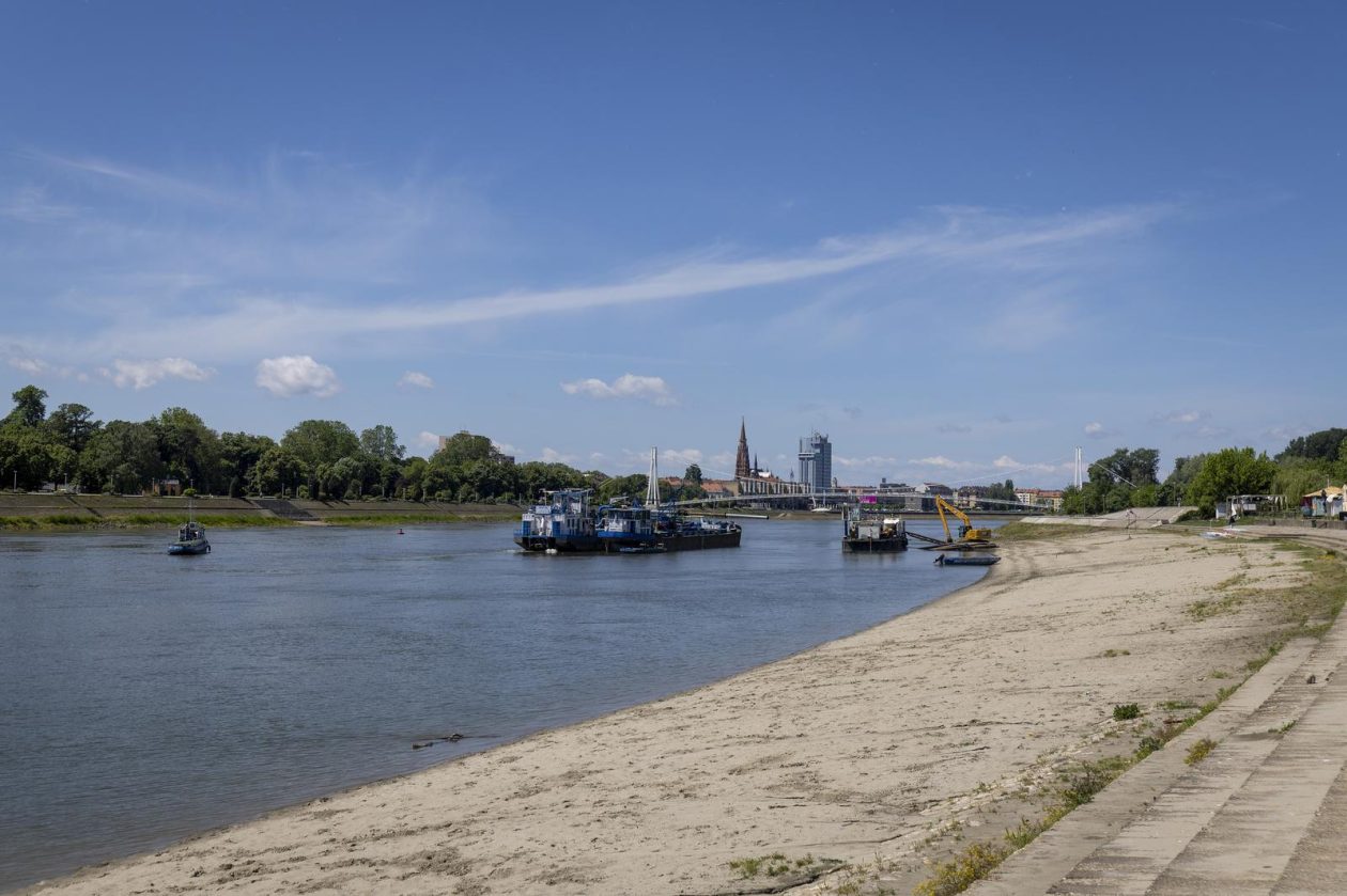 Osijek: Priprema za uređenje pješčane plaže na Kopiki Osijek: Priprema za uređenje pješčane plaže na Kopiki