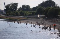 Osijek: Osječani pronašli osvježenje kupanjem na Dravi