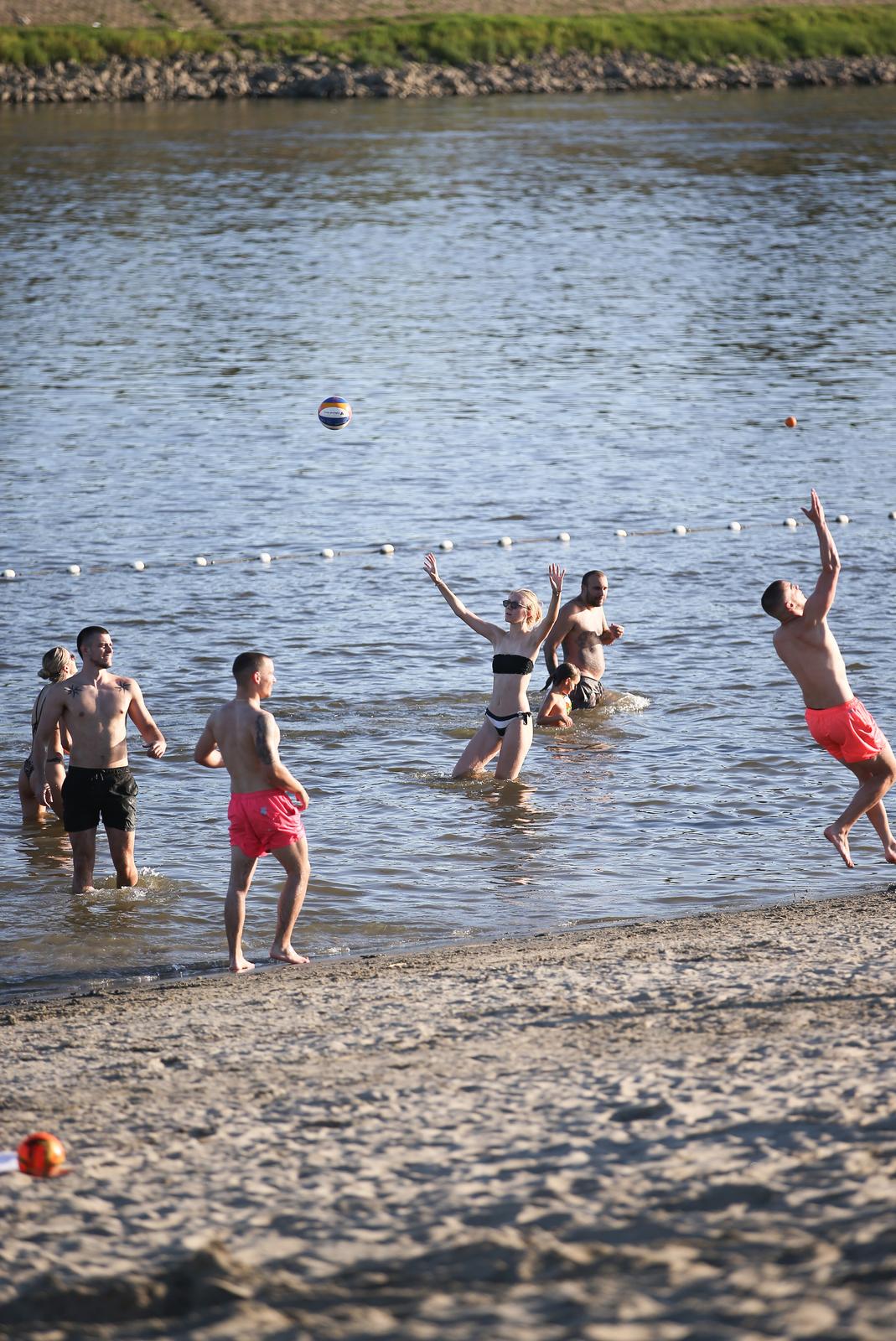 Osijek: Osječani pronašli osvježenje kupanjem na Dravi