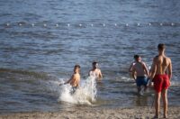 Osijek: Osječani pronašli osvježenje kupanjem na Dravi