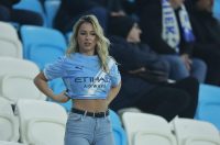 Osijek: Zgodna navijačica privukla pažnju zapadne tribine Opus Arene