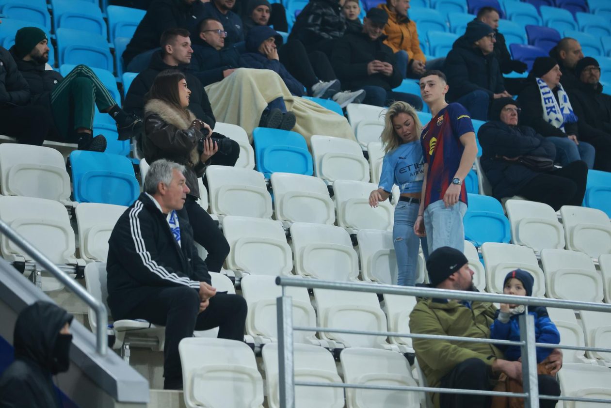 Osijek: Zgodna navijačica privukla pažnju zapadne tribine Opus Arene