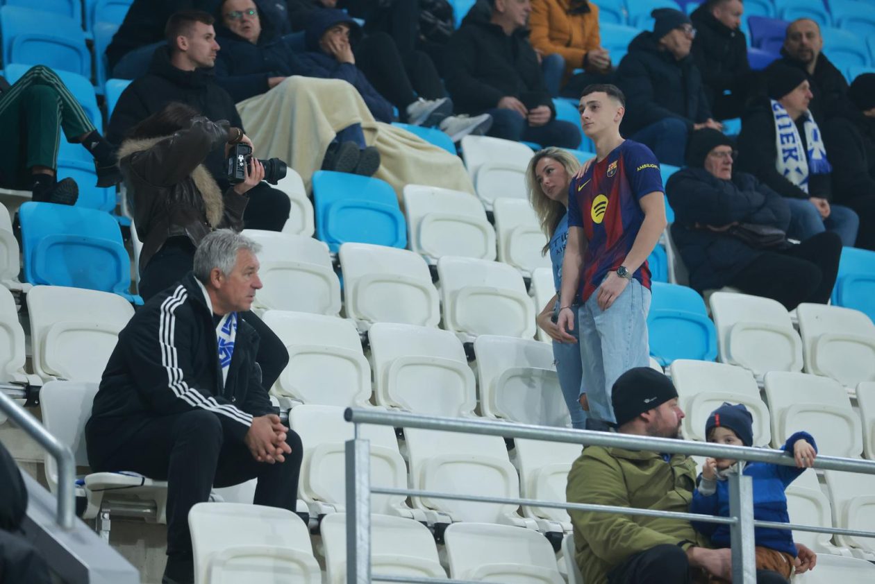 Osijek: Zgodna navijačica privukla pažnju zapadne tribine Opus Arene