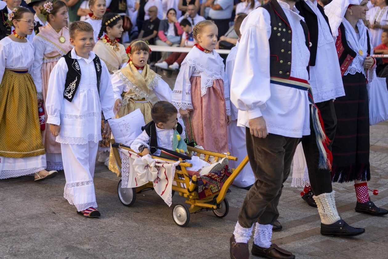 60. Vinkovačke jeseni – svačani mimohod 60. Vinkovačke jeseni – svačani mimohod