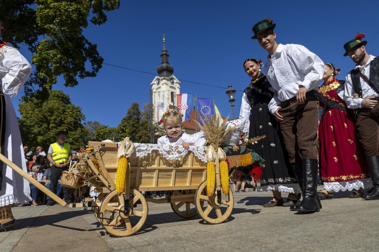 60. Vinkovačke jeseni – svačani mimohod 60. Vinkovačke jeseni – svačani mimohod