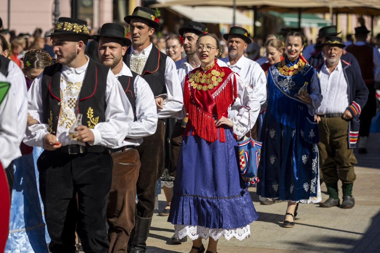 60. Vinkovačke jeseni – svačani mimohod 60. Vinkovačke jeseni – svačani mimohod