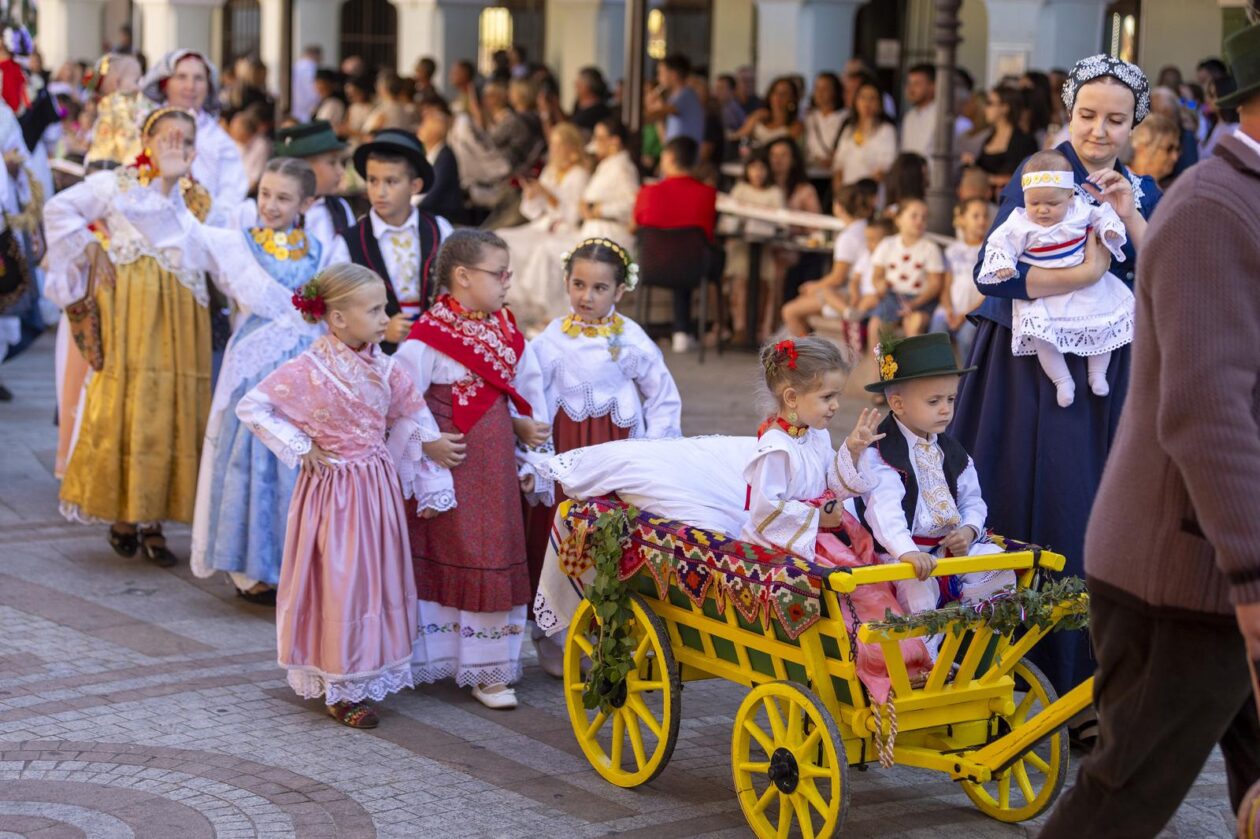 60. Vinkovačke jeseni – svačani mimohod 60. Vinkovačke jeseni – svačani mimohod